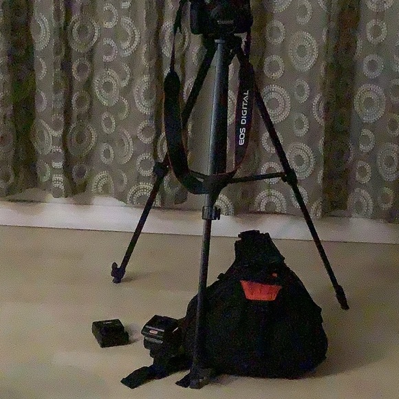 Canon EOS REBEL T3 Camera/Tripod/Camera Carrying Case/Rechargeable Battery - Picture 1 of 12